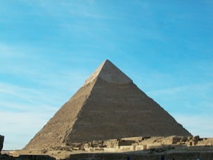 uma grande pirâmide no meio de um deserto