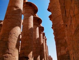 彫刻が施された�大きな石柱のグループ
