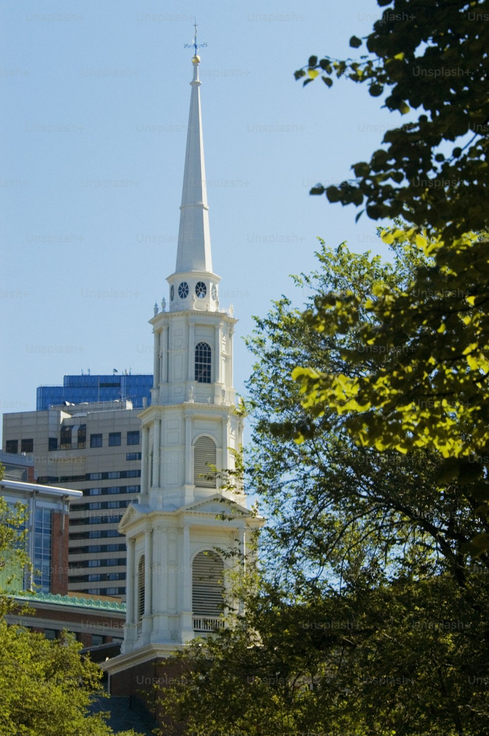 Un campanile bianco della chiesa con un orologio su di esso