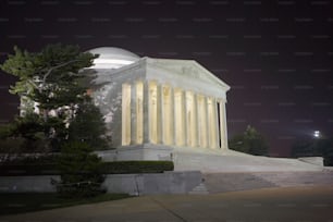 링컨 기념관은 밤에 불을 밝힙니다.