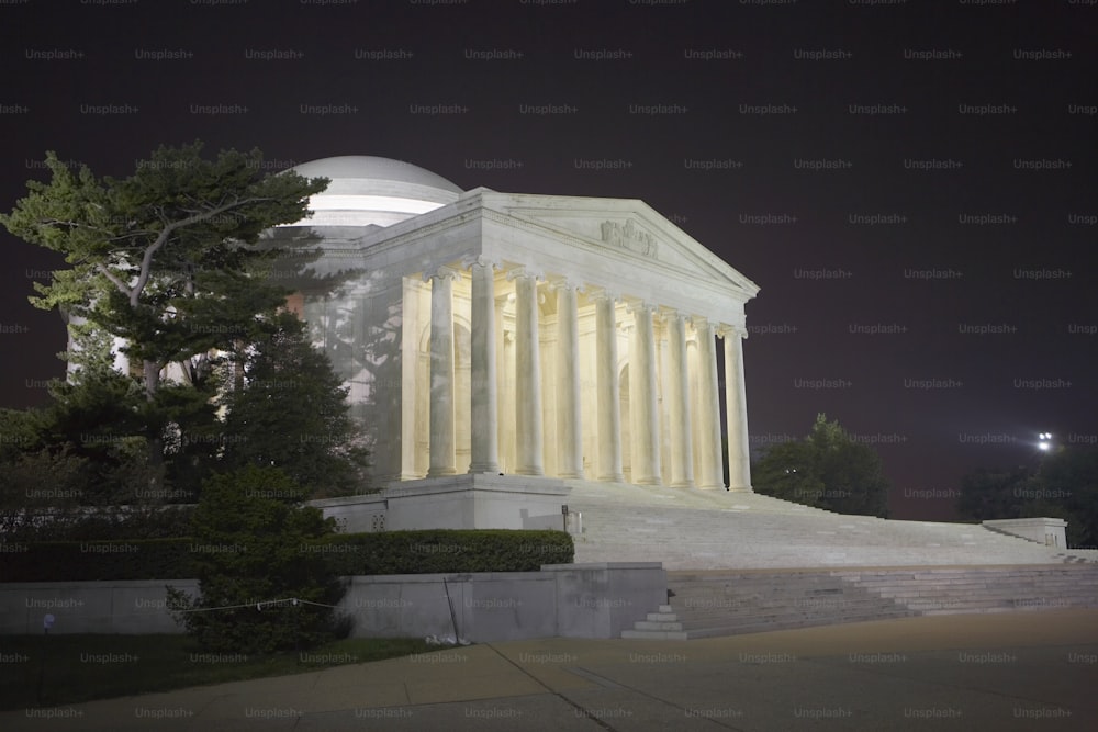 the lincoln memorial is lit up at night