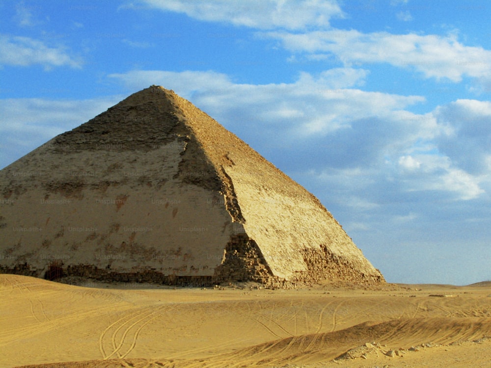 Eine große Pyramide mitten in der Wüste