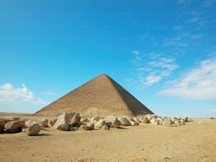 砂漠の真ん中にある大きなピラ�ミッド