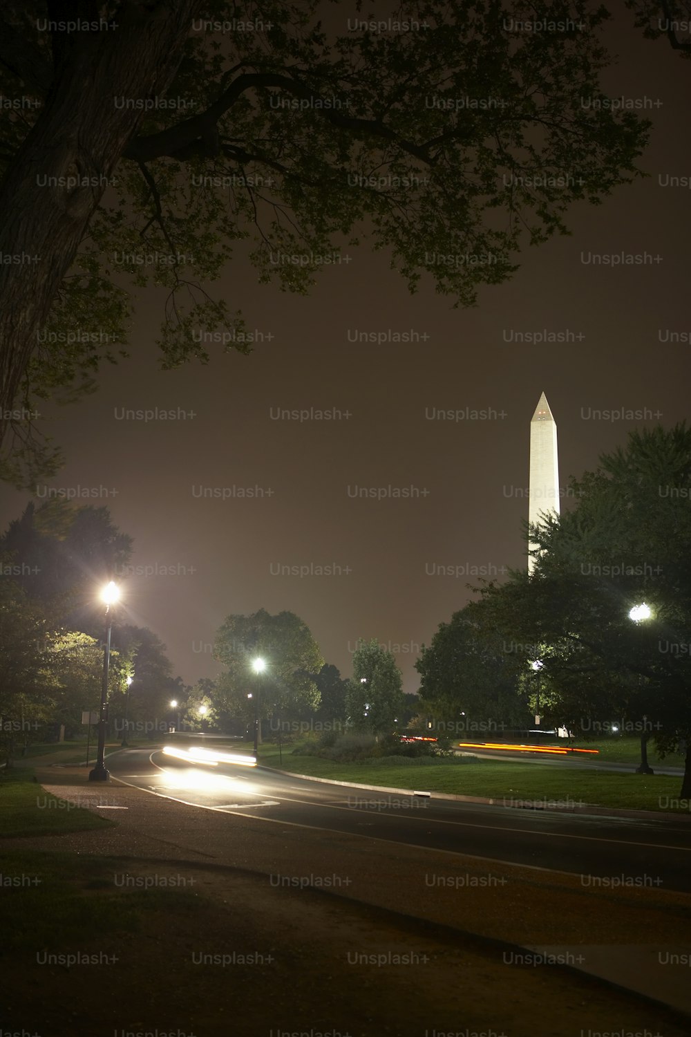 the washington monument is lit up at night