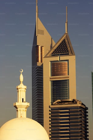 앞에 하얀 돔이 있는 고층 건물