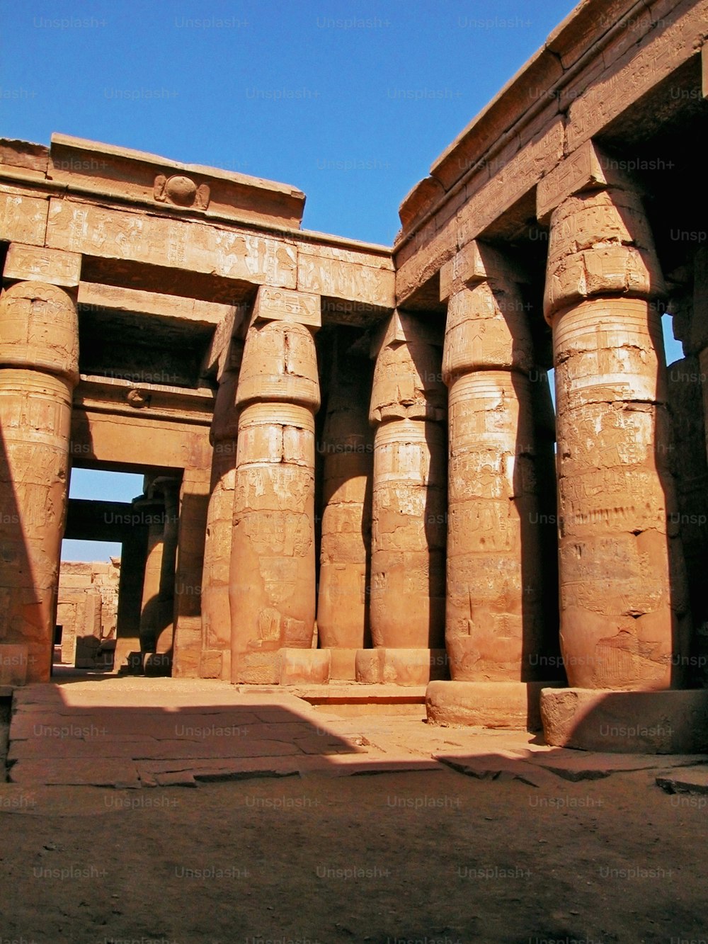 기둥이 있는 고대 건물의 이미지