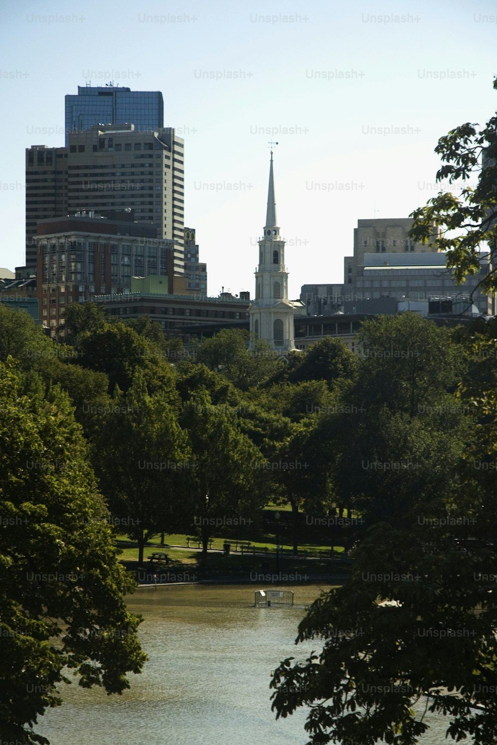 Una vista de una ciudad desde el otro lado de un río