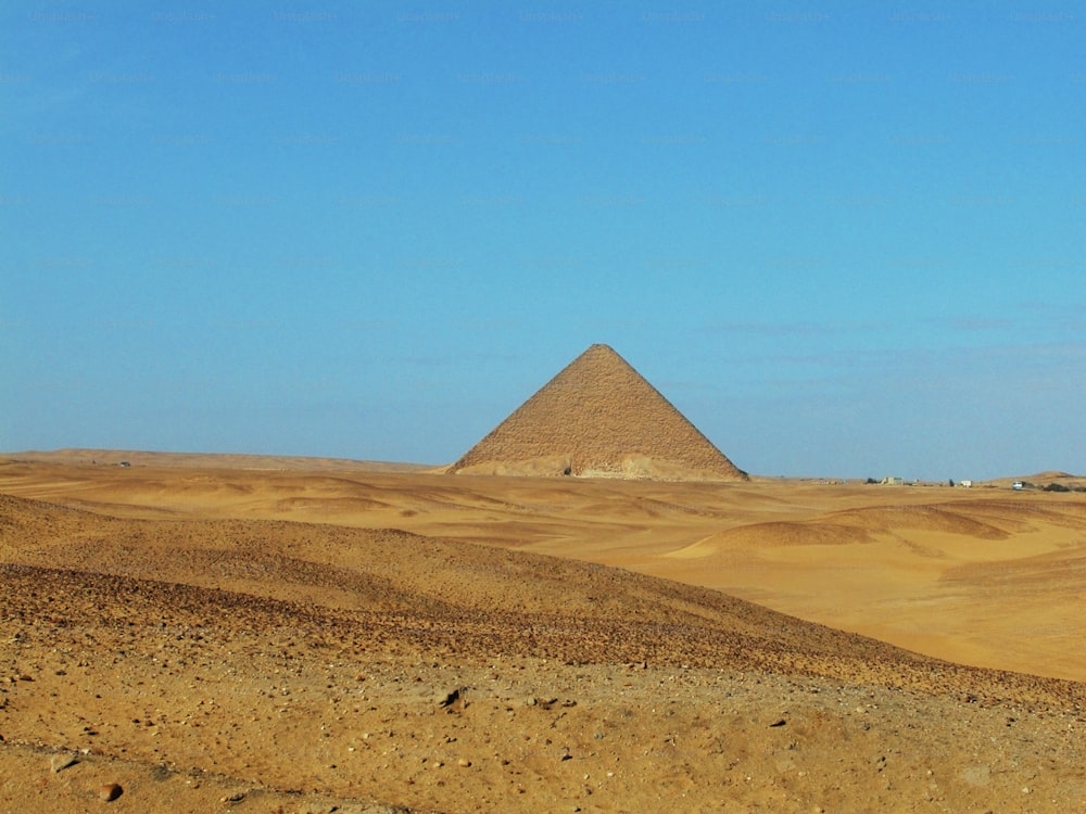 uma grande pirâmide no meio de um deserto