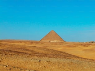 사막 한가운데에 있는 큰 피라미드