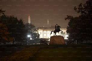 Uma estátua de um homem montado em um cavalo em frente à Casa Branca