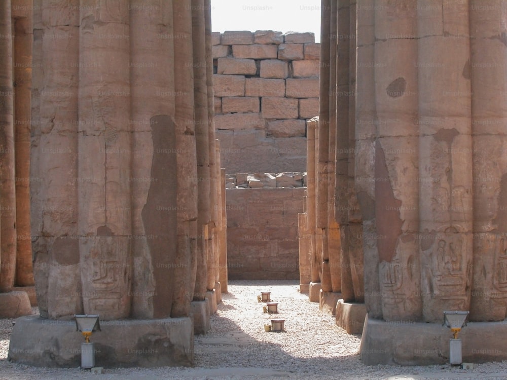 Un gruppo di pilastri di pietra in un edificio