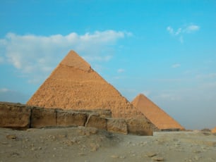 Die Pyramiden von Gizeh werden vor blauem Himmel dargestellt