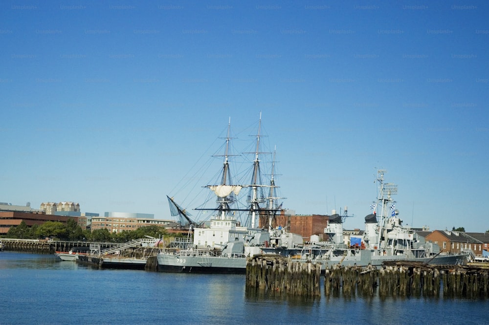 um grande barco atracado em um porto ao lado de uma cidade