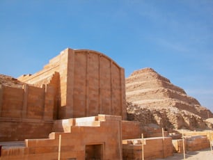 Un grande edificio con una piramide sullo sfondo