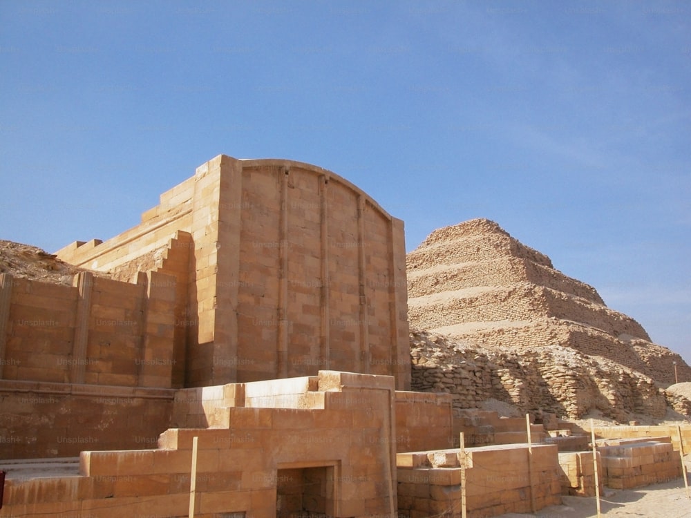 ein großes Gebäude mit einer Pyramide im Hintergrund