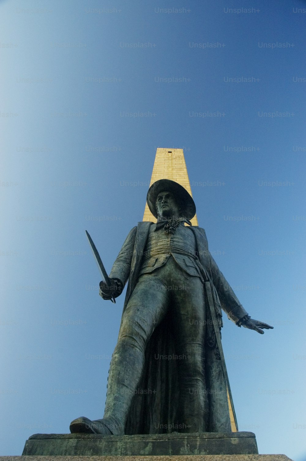 Una estatua de un hombre sosteniendo una espada