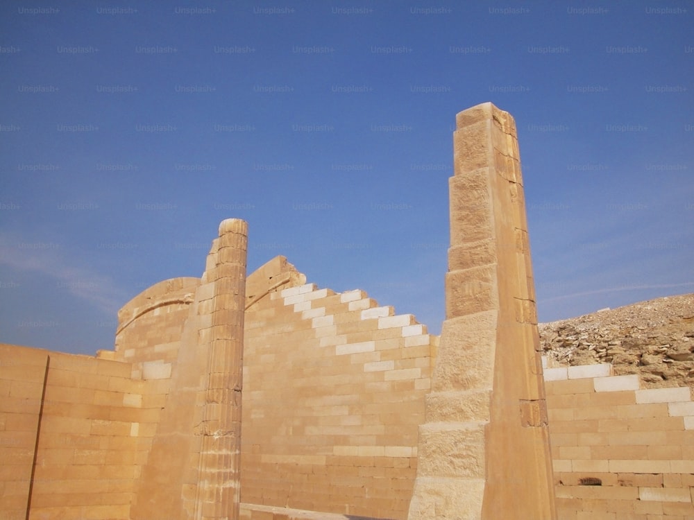 un grand bâtiment en brique avec deux hautes tours