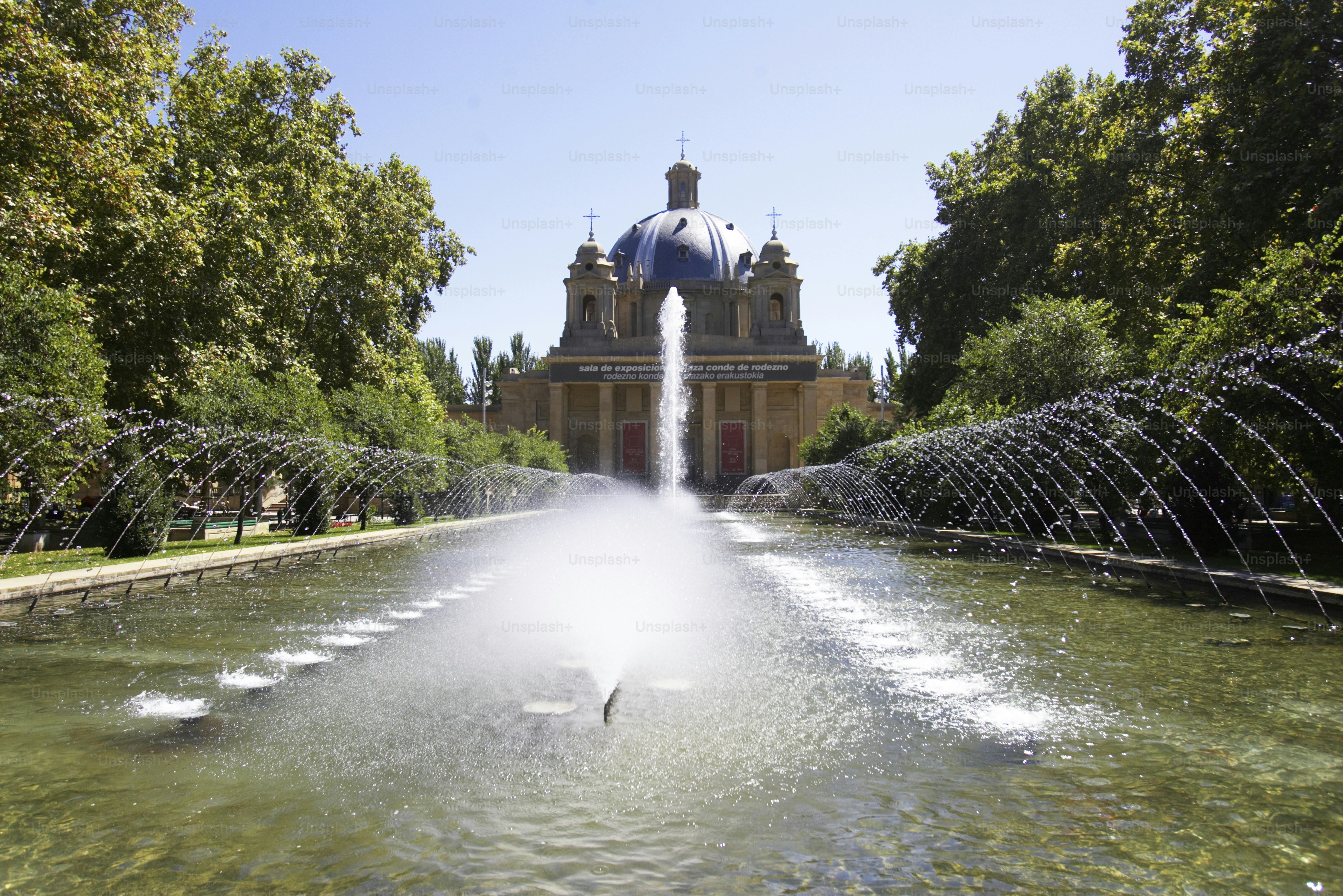 Eine Wasserfontäne vor einem großen Gebäude