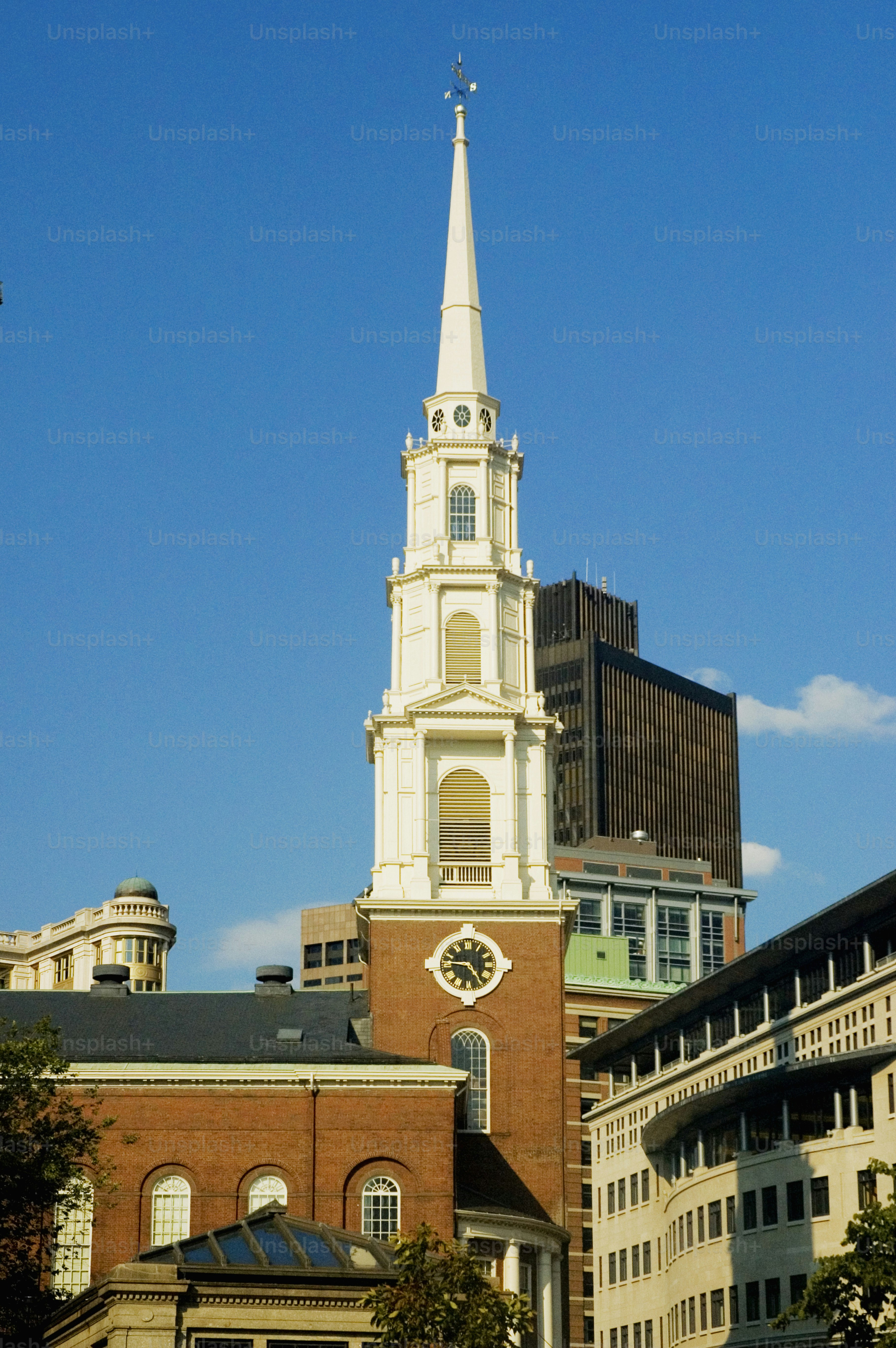 un clocher d’église avec une horloge dessus