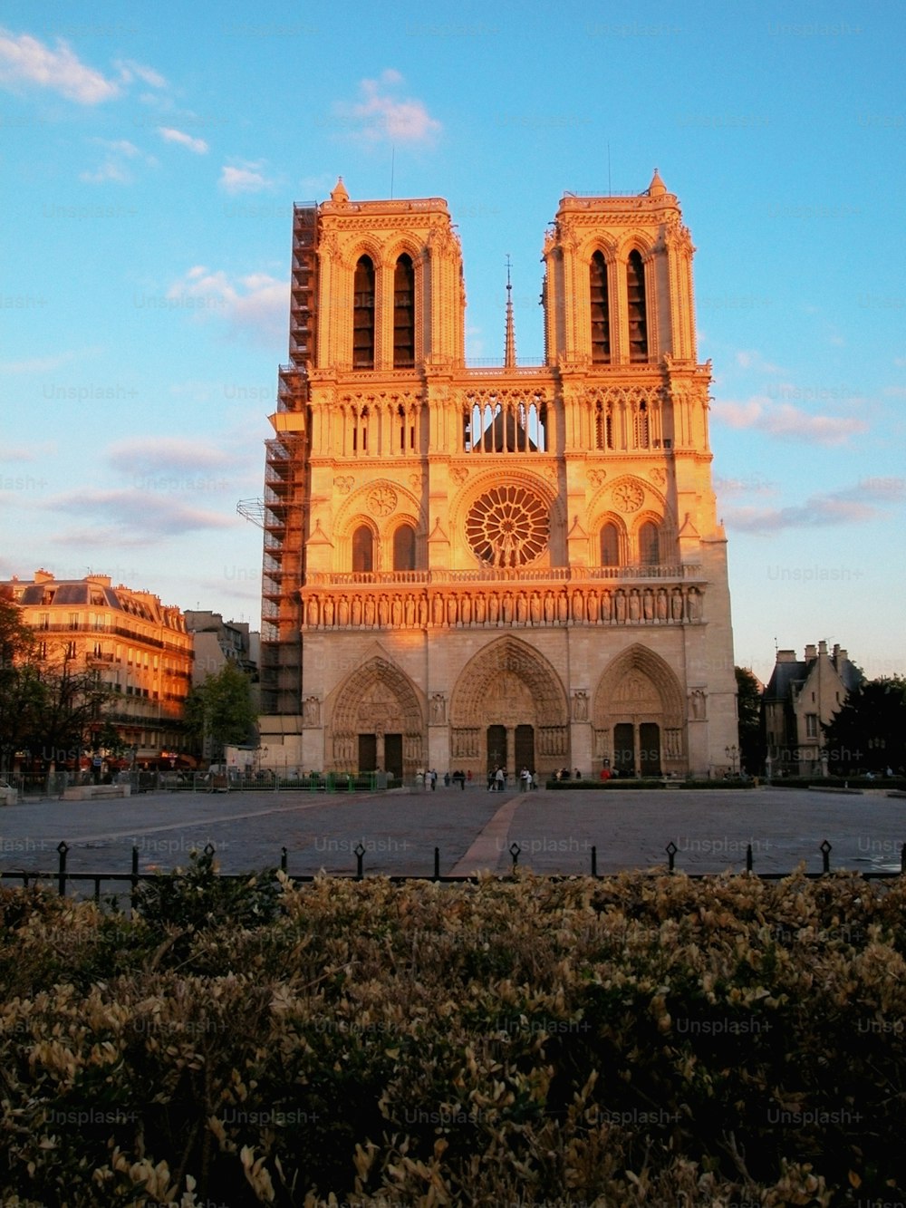 uma grande catedral com um relógio na frente