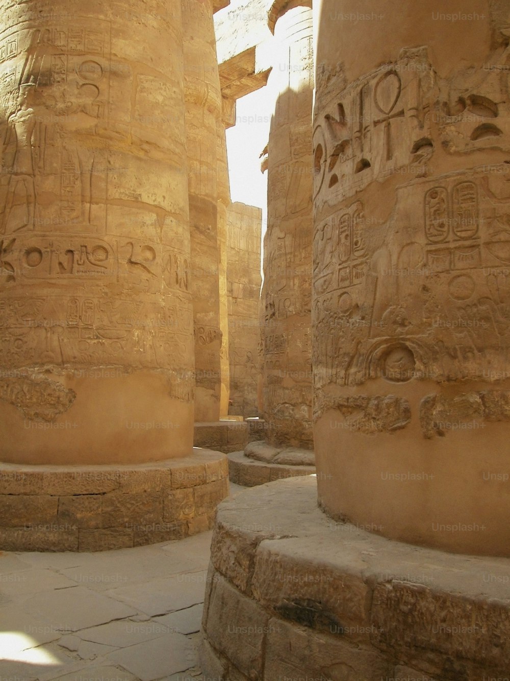 As colunas do templo são esculpidas com escrita egípcia antiga
