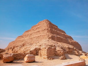 Eine große Pyramide mitten in der Wüste