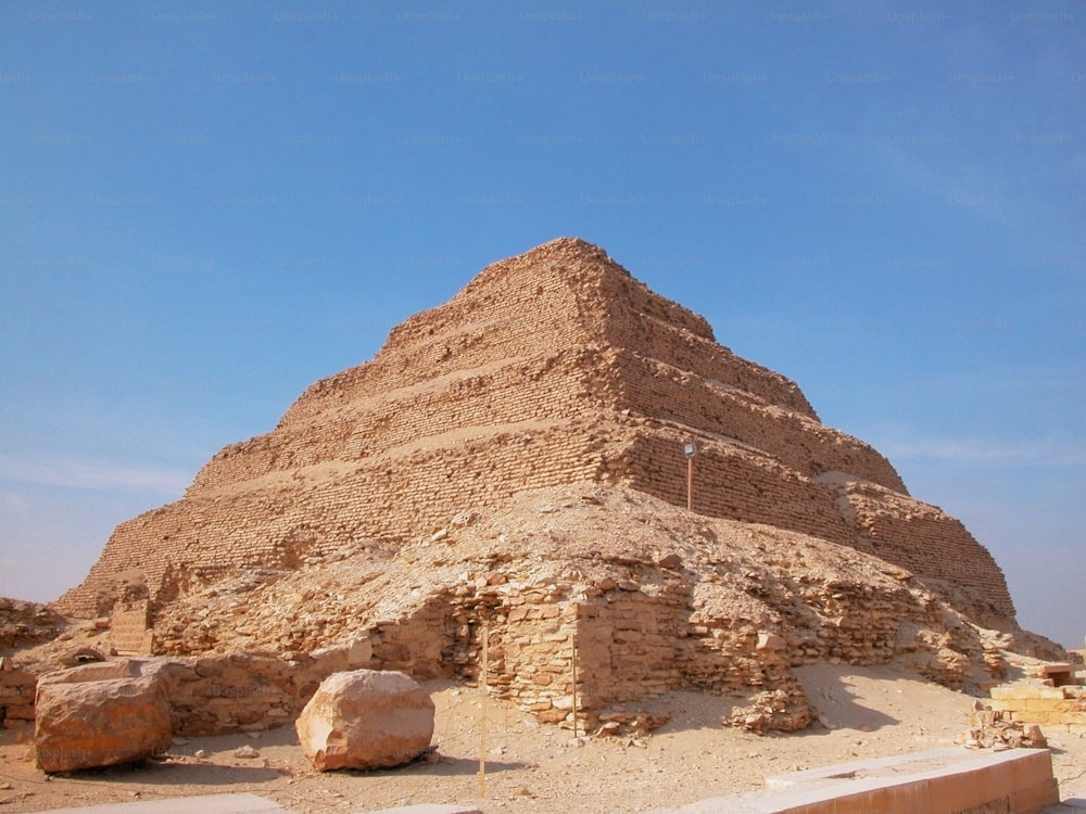 uma grande pirâmide no meio de um deserto