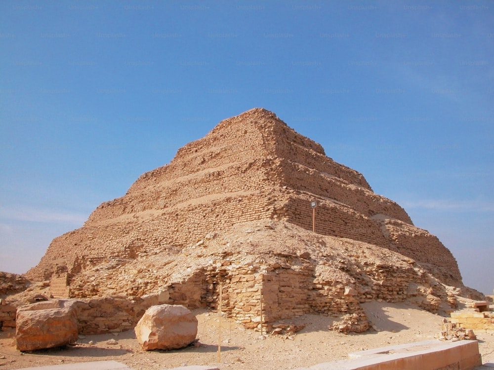 砂漠の�真ん中にある大きなピラミッド