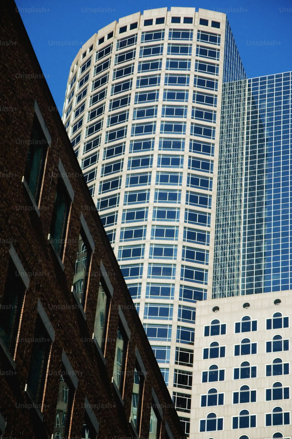 Un edificio alto al lado de un edificio muy alto