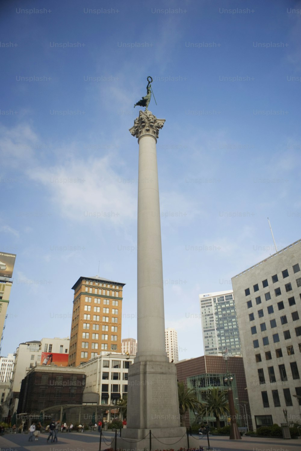 un alto monumento con una statua sopra di esso