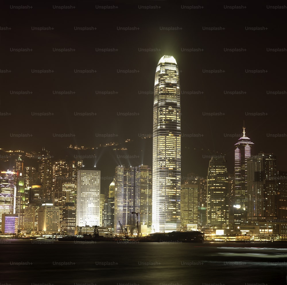 밤에 대도시에 있는 매우 높은 건물