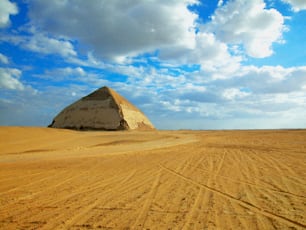 Una grande piramide nel mezzo di un deserto