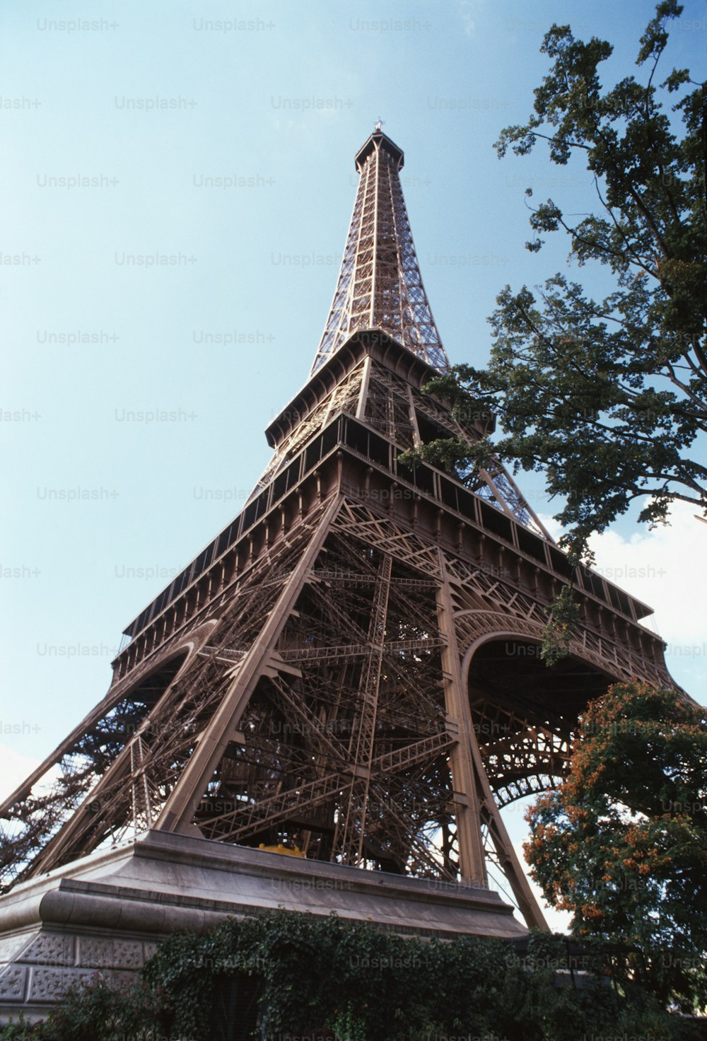 A Torre Eiffel elevando-se sobre a cidade de Paris