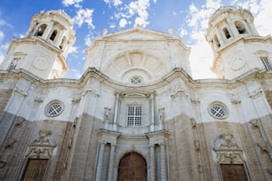 una grande chiesa con due torri e due porte