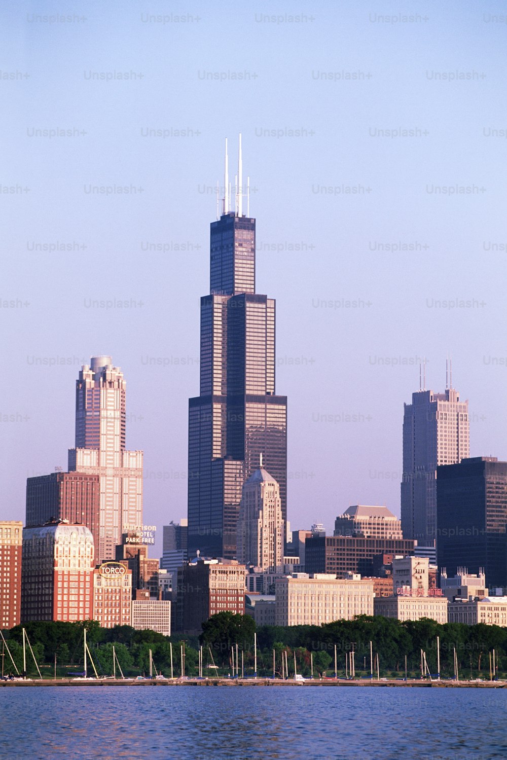 Blick auf die Skyline einer Stadt von der anderen Seite des Wassers