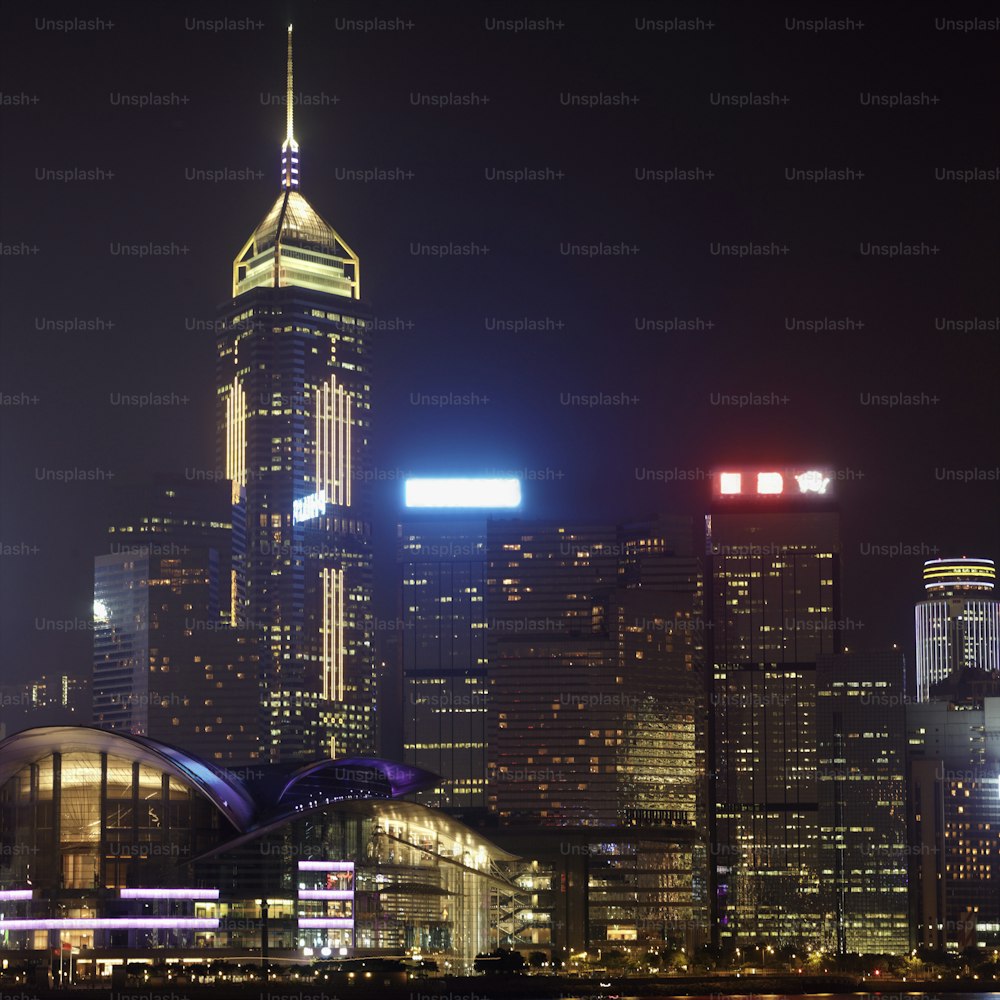 Un horizon de la ville la nuit avec des gratte-ciel illuminés