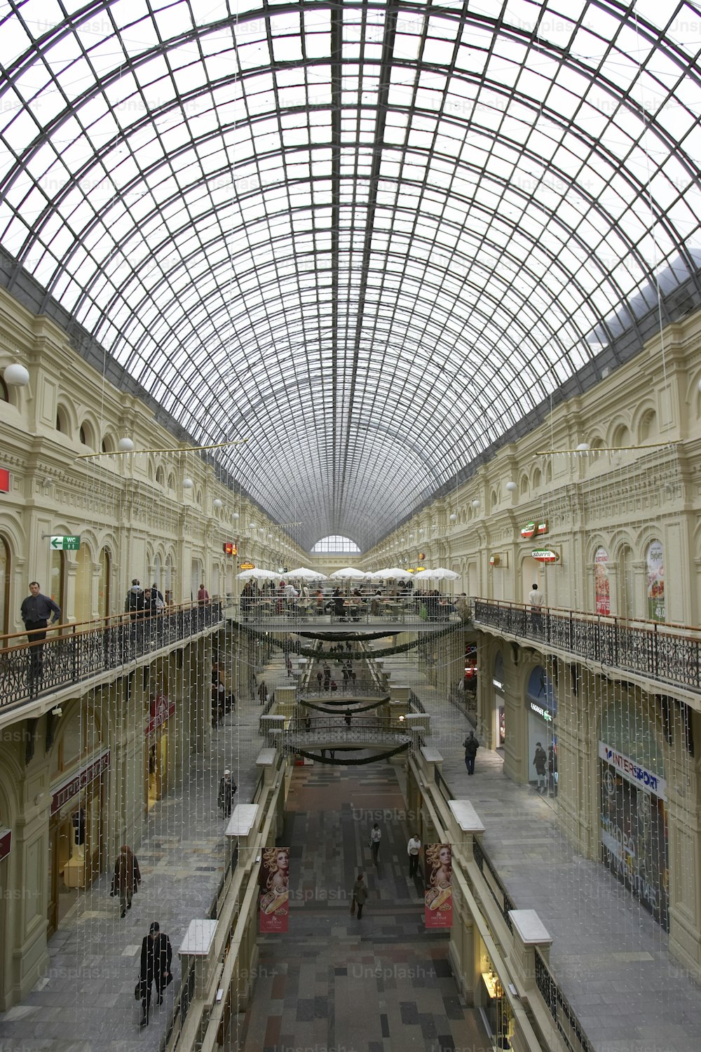 La gran tienda en Kitai-gorod de Moscú, frente a la Plaza Roja. Rodada en 2007.