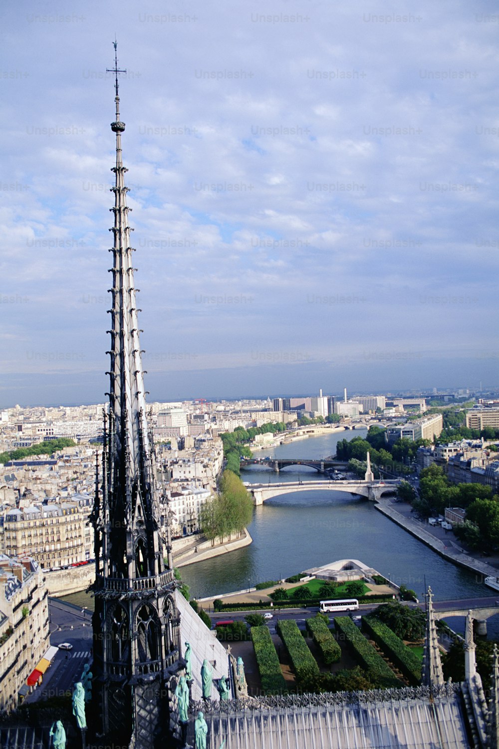 Una vista de la ciudad de París desde lo alto de la Torre Eiffel