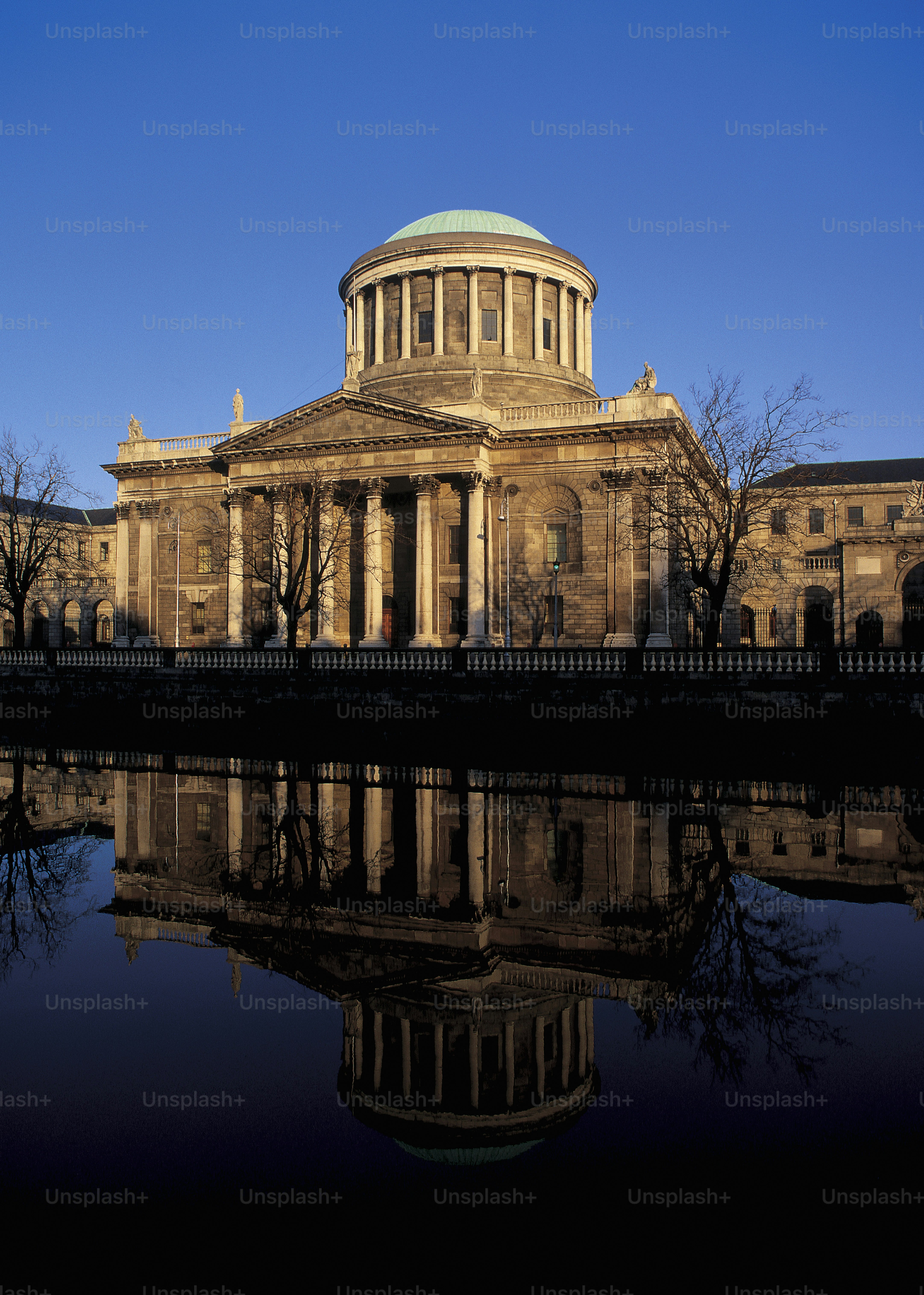 un grande edificio con una cupola in cima