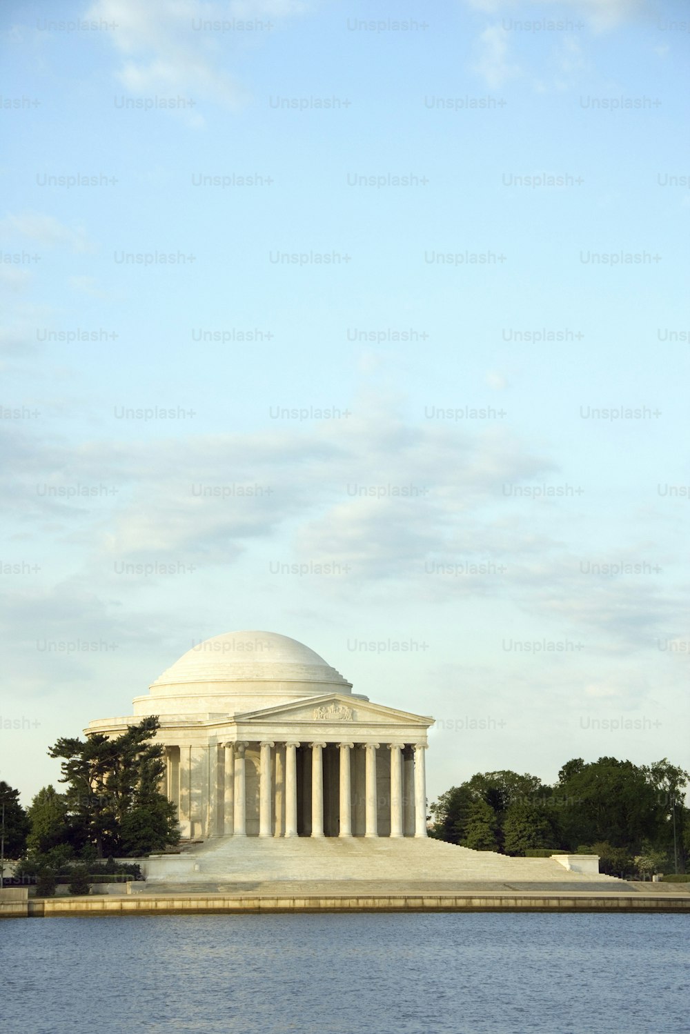 Una vista del monumento a Jefferson desde el otro lado del agua