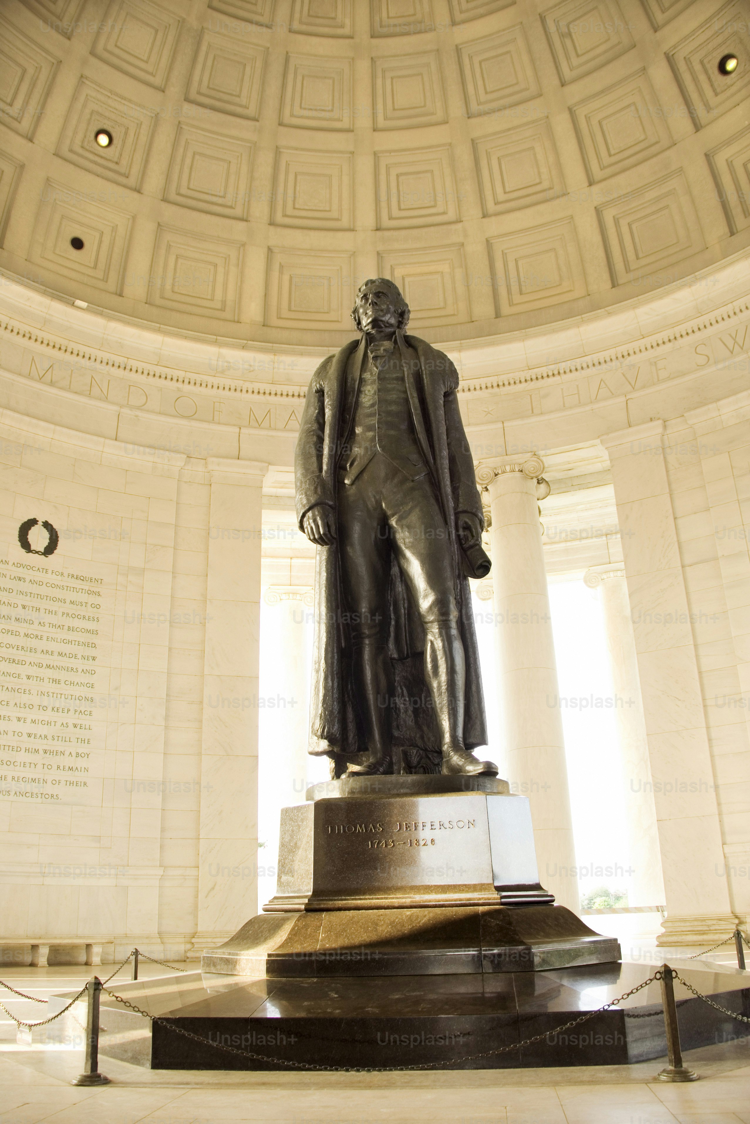 a statue of abraham lincoln in the lincoln memorial