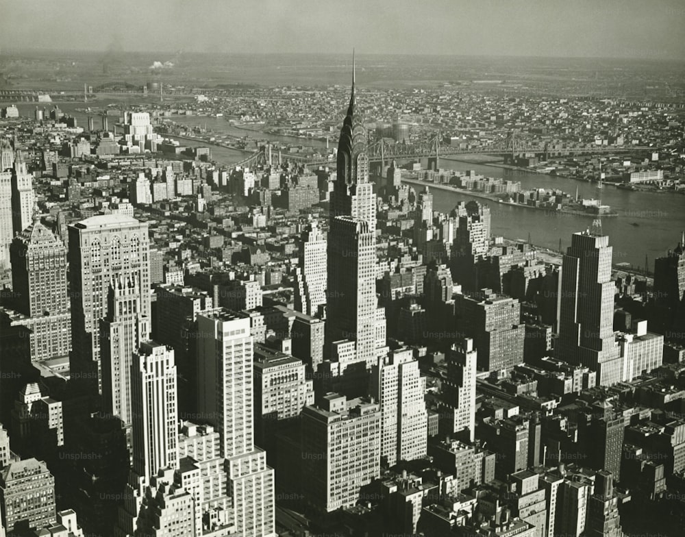 Une photo en noir et blanc d’une grande ville
