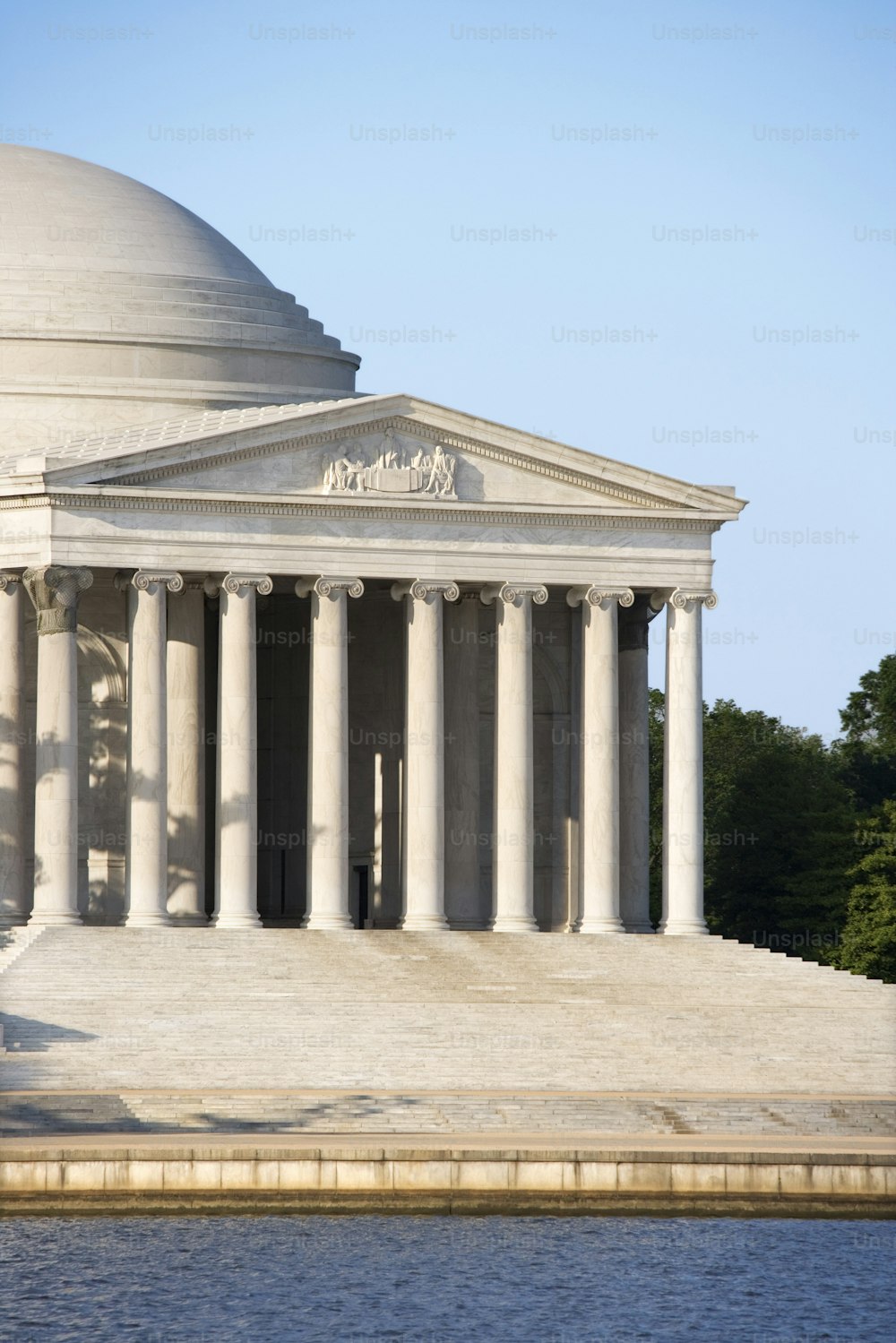 Un gran edificio blanco con columnas y una cúpula