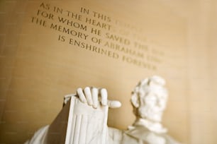 Un primer plano de una estatua de Abraham Lincoln