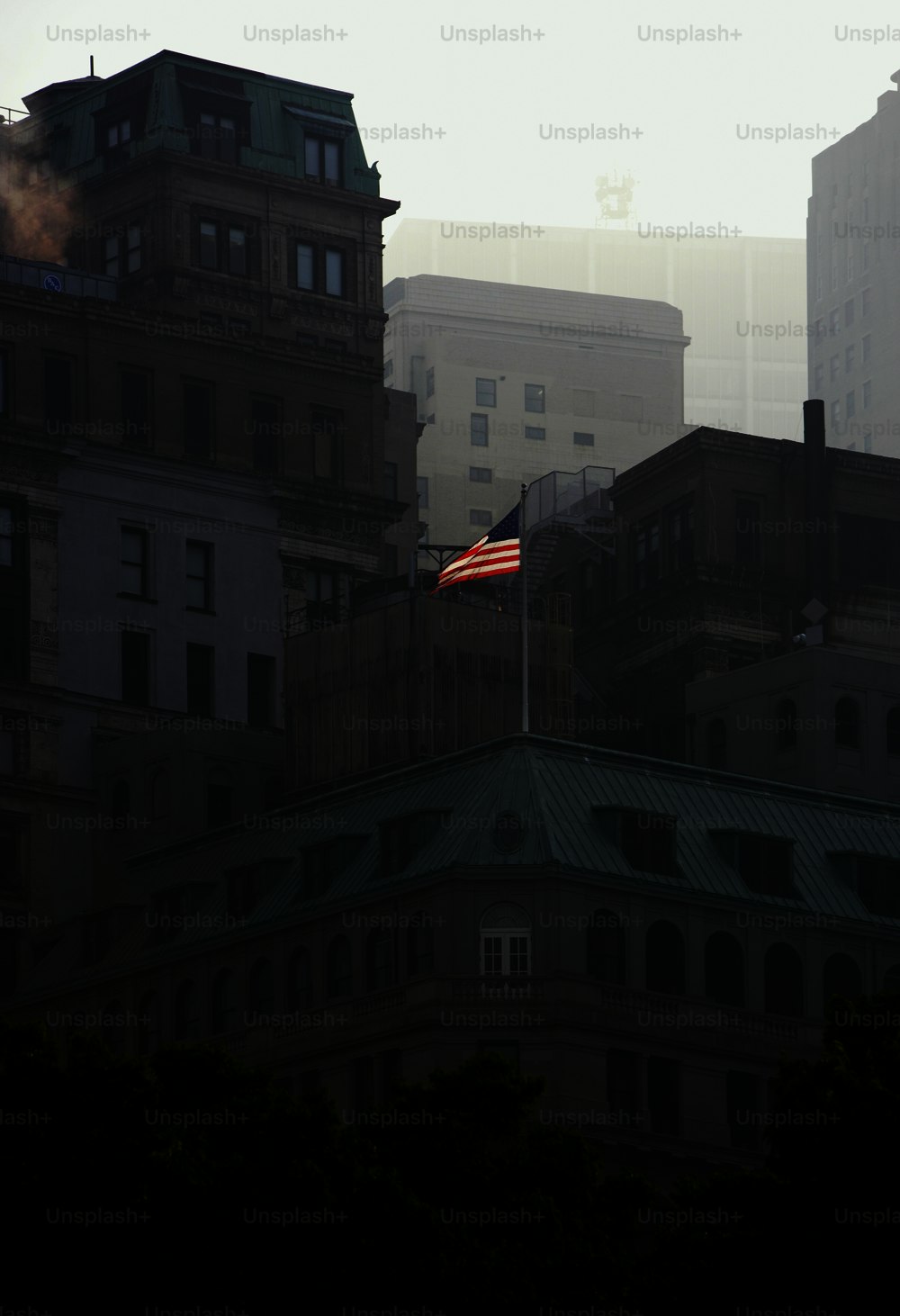 Uma bandeira americana hasteada no topo de um edifício