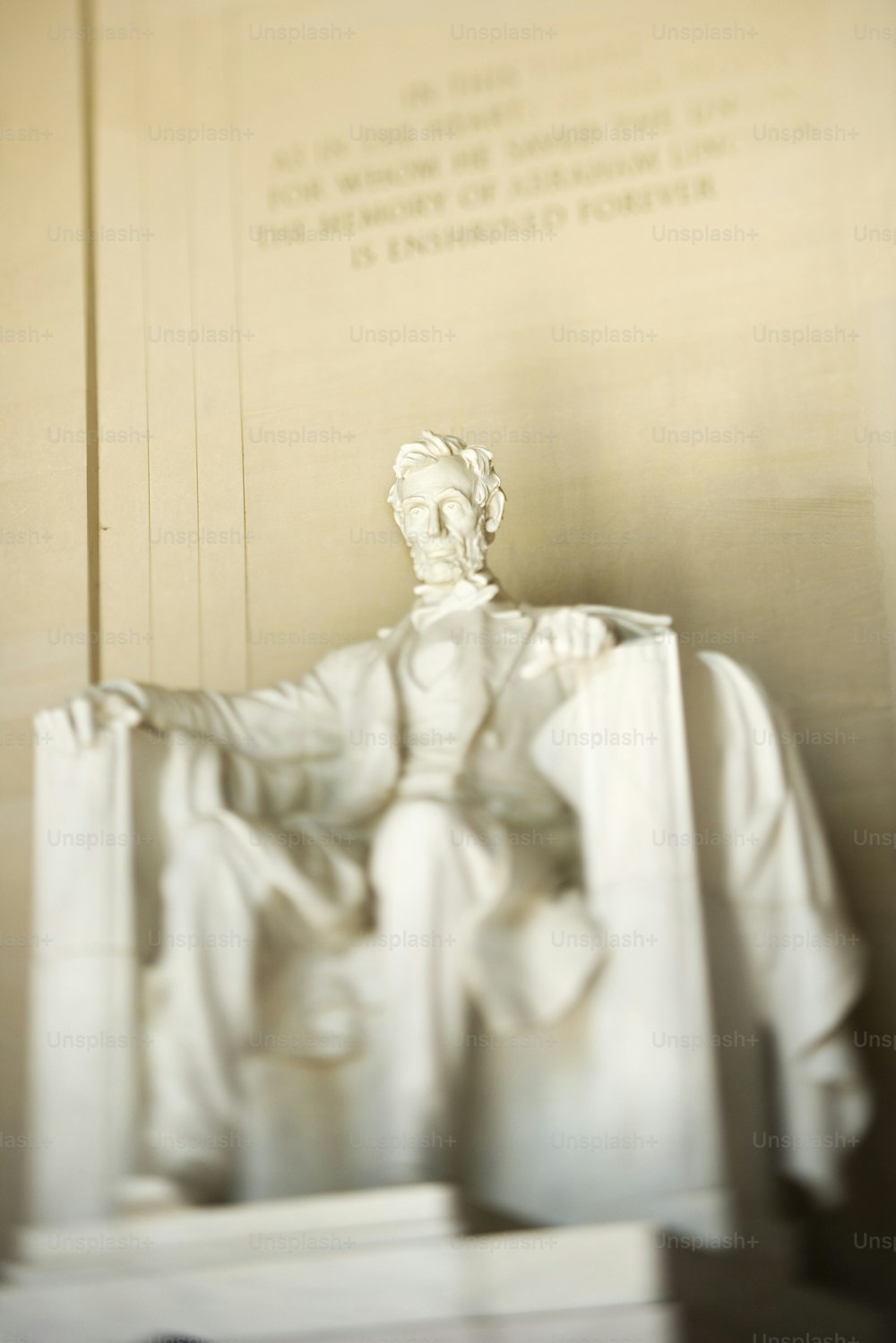 Um close up de uma estátua de Abraham Lincoln
