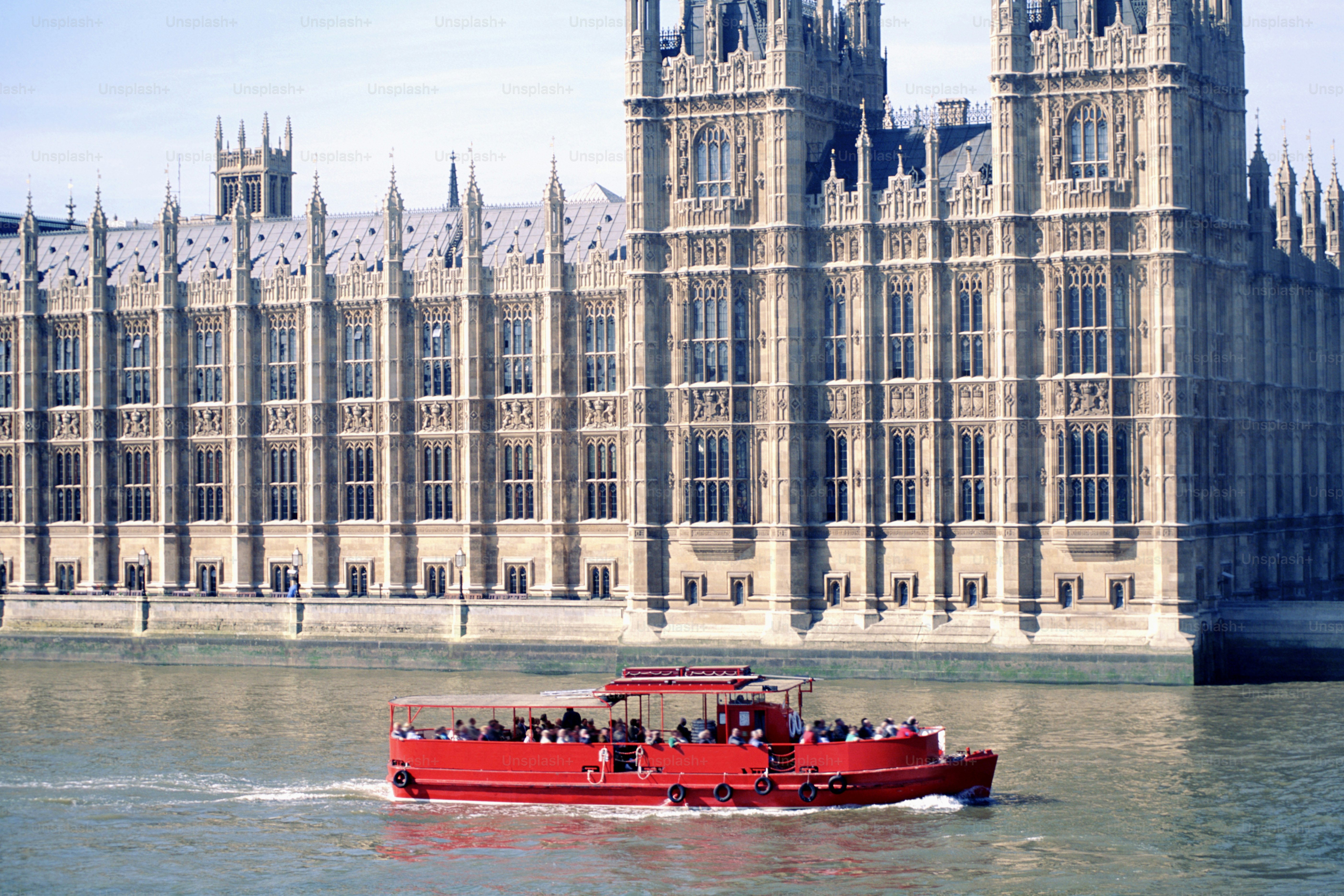 Ein rotes Boot im Wasser in der Nähe eines großen Gebäudes
