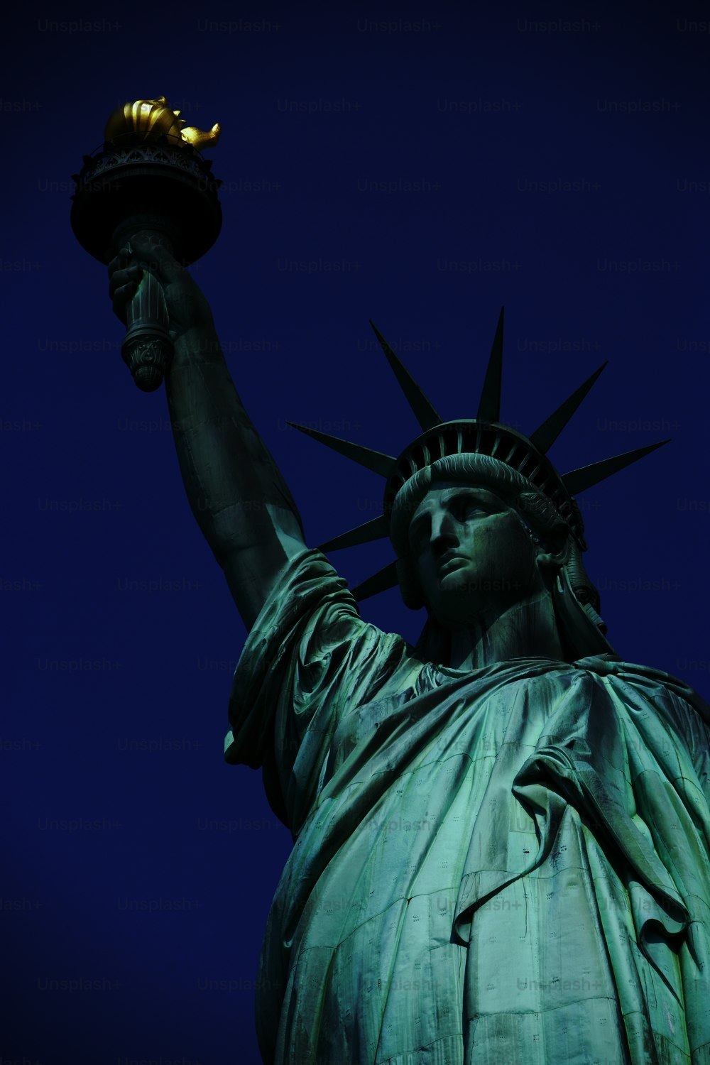 uma estátua da liberdade segurando uma bandeja de comida