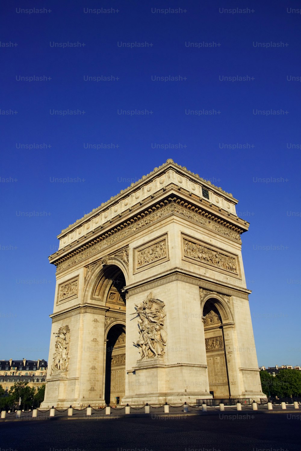 the arc of triumph in paris against a blue sky