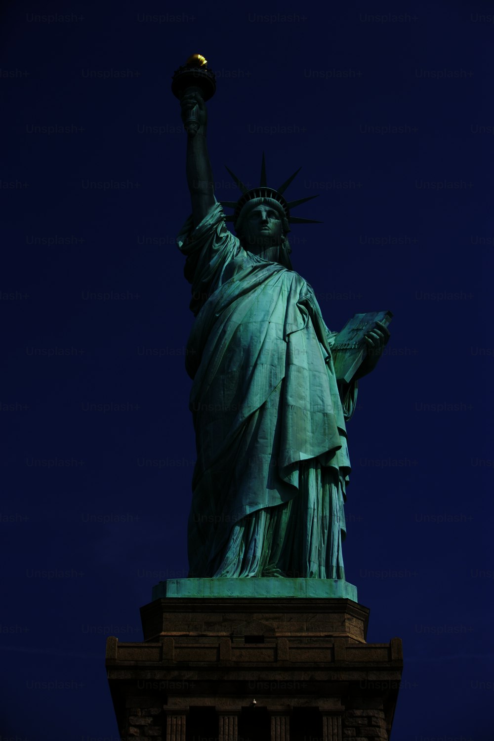 A Estátua da Liberdade é mostrada contra um céu azul